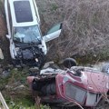 Razbijeni automobili u jarku na ulazu u naselje Ančiki, vozači pobegli sa mesta udesa