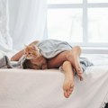 Šta znači kada mačka spava baš pored vaših nogu: Vlasnici često ne znaju koliko je ova navika važna