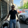 Joca Stefanović stigao po ženu i sina u porodilište: Pevač uzbuđen, nosi nosiljku i kesu sa stvarima: "Beba liči na mene"