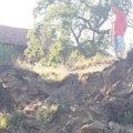 Kamion s drvnom građom srušio potporni zid u selu, meštani tvrde da godinama upozoravaju na problem