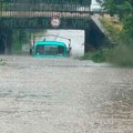 Čovek zarobljen ispod podvožnjaka, od poplave nema kud: Nevreme potopilo Kraljevo, slike kruže mrežama