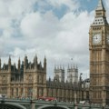 Posle lažne Suzi Vajls, nova uzbuna u Londonu: lični brojevi ministara procurili na internet