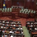 Провокација из Приштине: Посланица залепила знак терористичке ОВК на скупштинску говорницу