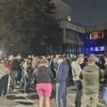 Грађани испред полицијске станице Нови Београд након што је Крени-промени објавио да је Шапић напао њихову одборницу