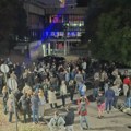 Građani ispred policijske stanice Novi Beograd nakon što je Kreni-promeni objavio da je Šapić napao njihovu odbornicu…
