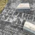 (Foto) Vandalizam na srpskom groblju: Porušeni spomenici u Vučinićima u BiH