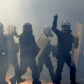 (Video) Dok gori u plamenu, trči i baca se na zemlju! Objavljen trenutak kada su demonstranti zapalili policajca: Eskalacija…