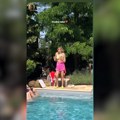 (Video) Posle svadbe na salašu, žurka na bazenu: Novopečena mlada Anđela Jovanović u kupaćem đuska: "Ovako lako"