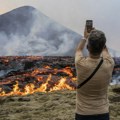 Erupcija vulkana na Islandu privukla hiljade ljudi