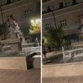 Mladići u Novom Sadu skakali u fontanu usred centra, građani u neverici gledali (VIDEO)