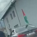 Iz Novog Pazara krenuli po mladu s palestinskom zastavom, zaustavila ih kosovska policija (VIDEO)
