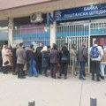 "Ne znam dokle možemo da izdržimo": Redovi za plate i penzije u severnom delu Kosovske Mitrovice, južno od Ibra još gore