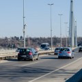 Most slobode ponovo otvoren za saobraćaj: Bandera i nosač uklonjeni dizalicom