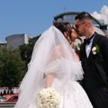 Sve oči uprte u tamaru i Darka! Mlada blista u venčanici i nakitu od 20.000 evra, trubači ih dočekali ispred Hrama!