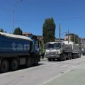 Kosovska Mitrovica: Pripadnici Kfora sa psima obilaze most na Ibru dok na njemu traju radovi