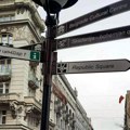 Prolaznici se šokirali kad su ga videli da prosi u Knezu: Tužna scena, sedi na betonu, ikona ispred njega