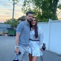 Pevačica u korsetu pozira pored auta, a koleginica došla sa mužem fudbalerom: Poznati se okupili na slavlju Uroša…