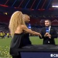Zanosna voditeljka pružila ruku habibu, usledila je bolno neprijatna scena! Čuveni borac odbio da se rukuje, a onda je ona…
