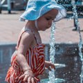 Deca su osetljivija na visoke temperature – ne izvodite ih nigde bez kape, vode i kreme za sunčanje
