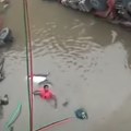 Snimak nakon pada mosta koji kida dušu Žena iz reke doziva sina, u trenu je izgubila celu porodicu (foto/video)