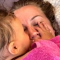 Milica Veličković ovako uživa sa ćerkom na moru Snimak od kog se topi srce: Hoće da me pojede od ljubavi! (video)