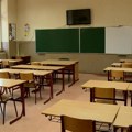 Zaposleni u Politehničkoj školi u Subotici, posle smene direktora, danas simbolično u crnini