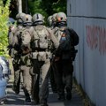 Uznemirujuće Mladić puzi, oko njega naoružani specijalci! Ovo je trenutak ubistva učenika s Kosova?