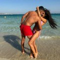Razgolitila se Ena Čolić pa se popela na peju! Vreli kadrovi sa mora zapalili mreže, pogledajte samo ove poze