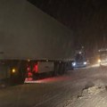 (Фото, видео) завејан: Ауто-пут Милош Велики Снег направио колапс широм Србије, возила стоје: Овај град се потпуно забелео…