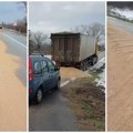 (Video) Žito se prosulo iz kamiona! Nesvakidašnji prizor na putu kod Vršca, moguća klizavost i zastoji