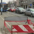 (FOTO) Velika rupa u Ruzveltovoj ulici, opasnost za pešake i bicikliste