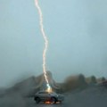 Grom pogodio električni automobil 3 puta zaredom