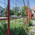 PISMA ČITALACA: Igralište u zrenjaninskom naselju „Duvanika“ propada uprkos „sanaciji“, Mesna zajednica ćuti! Igralište u…