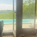 Pevačica grad zamenila mirom u prirodi: Oko njene kuće šuma i pašnjaci, a beg od vrućina nalazi na svom bazenu