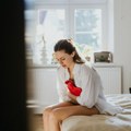 Krvni ugrušci tokom menstruacije: Koja veličina je opasna, a kada su signal za endometriozu i skriveni rizik po srce