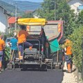 Posle godina čekanja asfalt stigao u Moravsku ulicu, za putnu infrastrukturu u Prijepolju ove godine više od 90 miliona dinara…