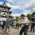 U Japanu se 1.800 ljudi okupilo da ručno pomeri 360 tona težak toranj zamka (VIDEO)