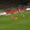 (VIDEO) Promašiš loptu i asistiraš saigraču kao na tacni