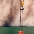 Horor snimci sa omiljene destinacije Srba! Narandžasti oblak progutao grad - vetar oborio bilbord, pa ubio jednu osobu!