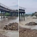Užasan snimak rušenja mosta na Zapadnoj Moravi! Obilne padavine uništile vezu između čačanskih sela: "Ne znam kako ćemo"