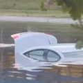 Ovo kod nas nije viđeno, auto potpuno potopljen: Apokaliptični snimci u Novom Sadu, čovek samo što se ne uhvati za glavu…