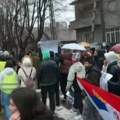 „Ne dirajte nam nastavnike“: Masovan protest u Nišu, šetnja do prosvetne inspekcije