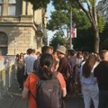 Studenti u blokadi ispred Predsedništva, dok je Vučić držao konferenciju