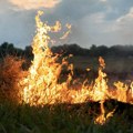 Požar u Malom Mokrom Lugu: Vatrogasci lokalizovali vatru, nema povređenih