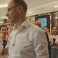Macut nastavio s praksom izbegavanja novinara: Izdeklamovao šta je imao o 100 dana Vlade i - otišao