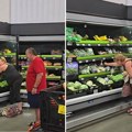 Birala salatu, pa osetila da se nešto mrda: Napipala rep, svi u šoku posmatrali scenu u prodavnici