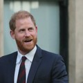 Princ Hari stiže u Britaniju, mediji spekulišu da bi mogao da se sretne sa ocem