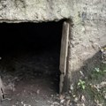 Mladi par naišao na zastrašujuće otkriće u šumi Misteriozna građevina ukopana u zemlju, zanemeli kad su videli šta je unutra…