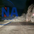 Za dlaku izbegnuta tragedija: Ogromna količina stena survala se na put kod Priboja