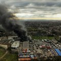 Око 150 ватрогасаца гаси пожар у складишту у Лондону, горе и ватромети